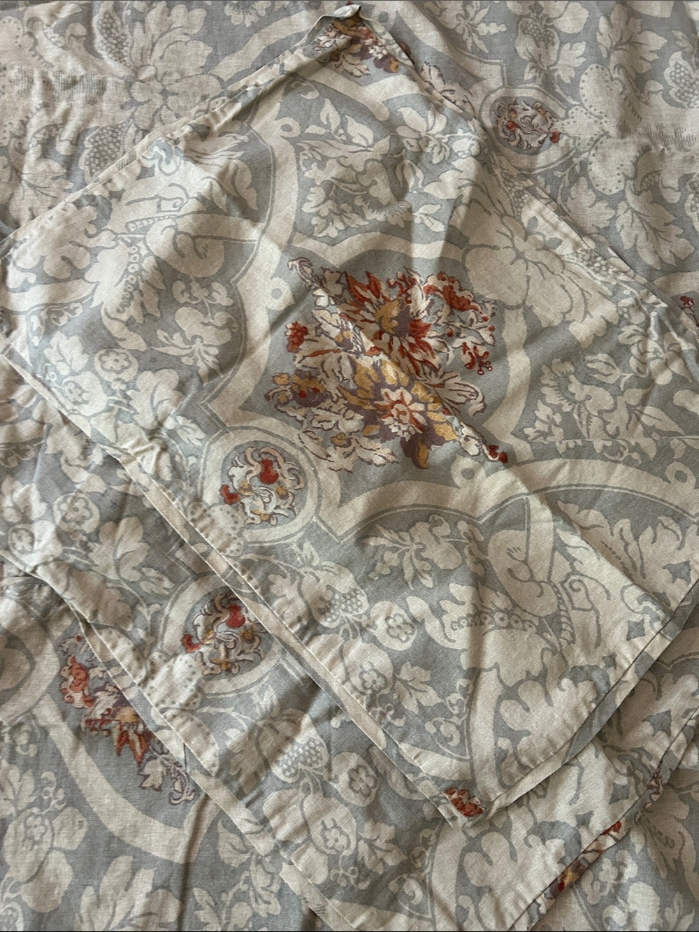 Pottery Barn Classic Floral Reversible Duvet Cover & 2 standard shams.